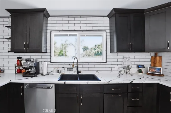 1033 Alta Loma, Corona, California 92882