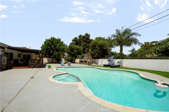 1033 Alta Loma, Corona, California 92882
