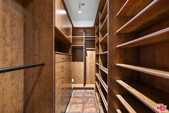 1017 S Gretna Green Way, Los Angeles, California 90049