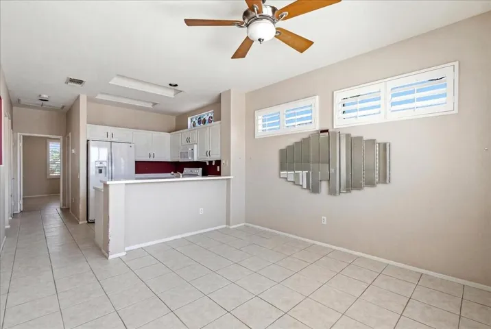 048-425853- dining area