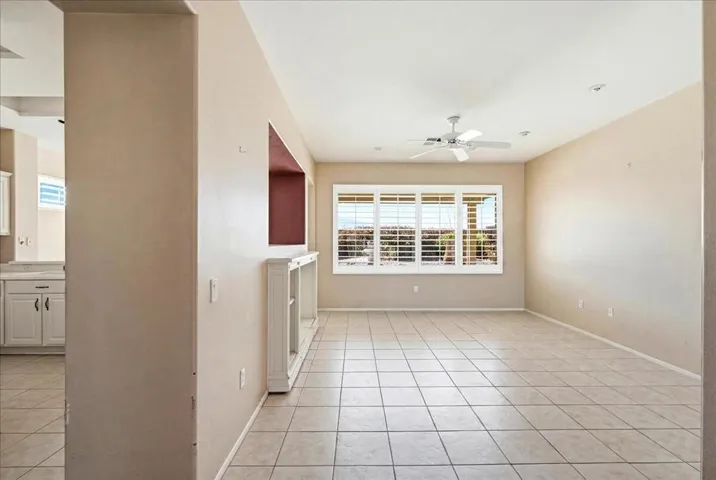 048-425853- living room (2)