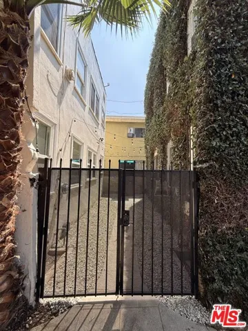 934 1/2 S Berendo Street, Los Angeles, California 90006