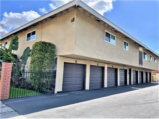 15641 Tustin Village Way 1, Tustin, California 92780