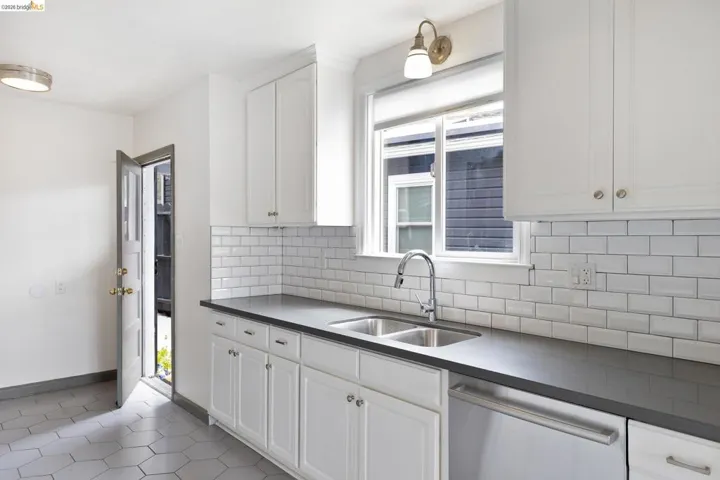 8342 Ney Avenue, Oakland, California 94605