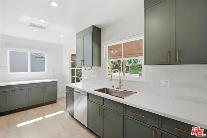 12818 Hatteras Street, Los Angeles, California 91607
