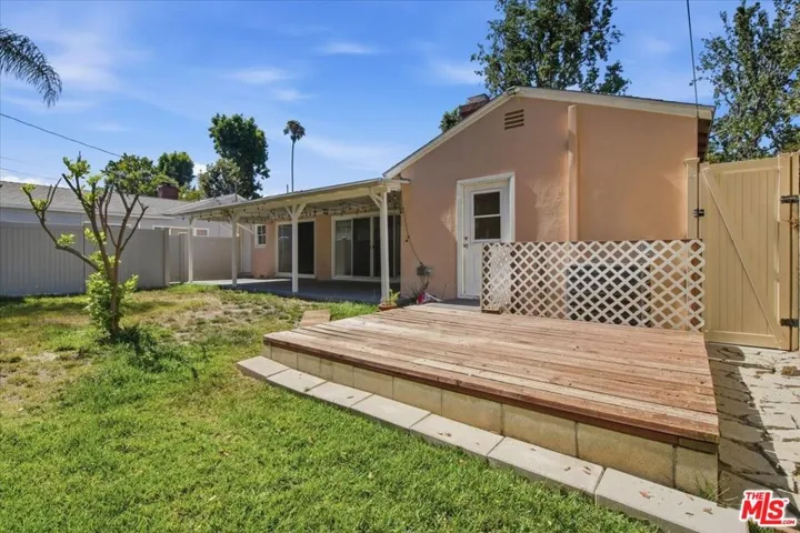 12818 Hatteras Street, Los Angeles, California 91607
