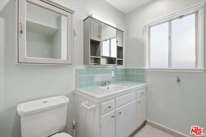 12818 Hatteras Street, Los Angeles, California 91607