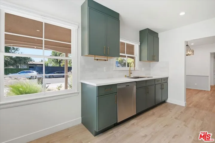 12818 Hatteras Street, Los Angeles, California 91607