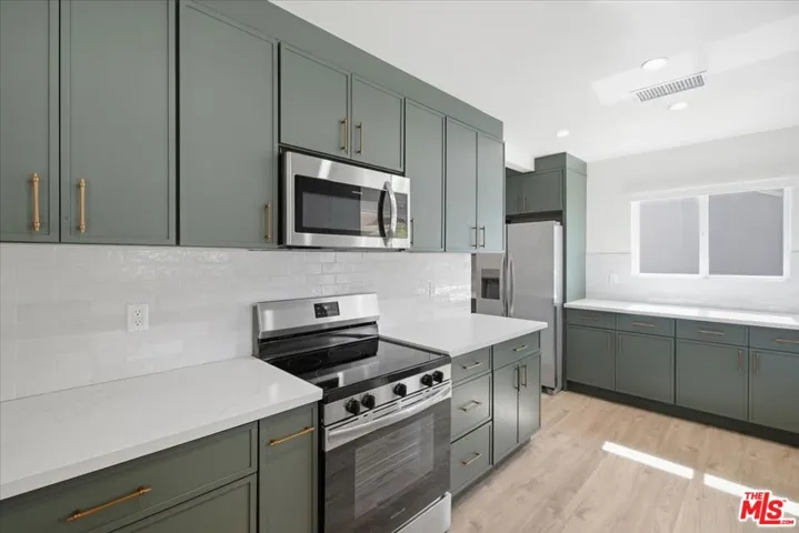 12818 Hatteras Street, Los Angeles, California 91607