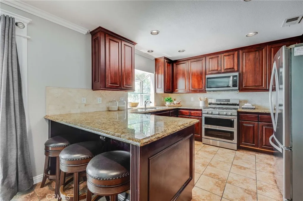 Light and Bright Kitchen with Breakfast Bar/Island Area