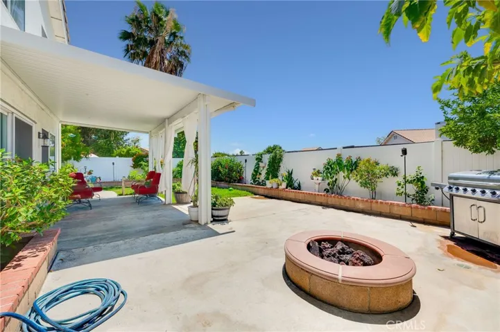 Beautifully Landscaped Back Yard with Fire Pit, perfect for S'Mores!