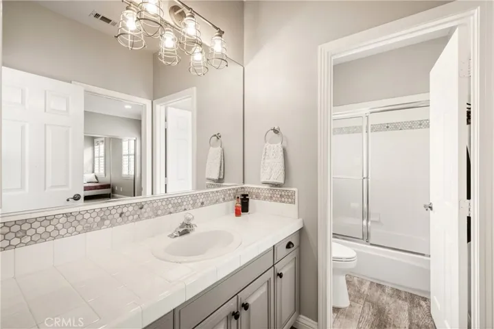 Spacious secondary bathroom