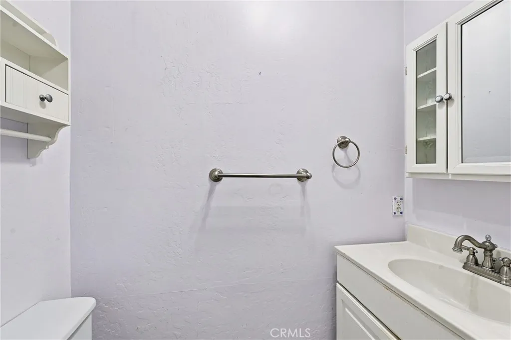 Powder bath off of den.