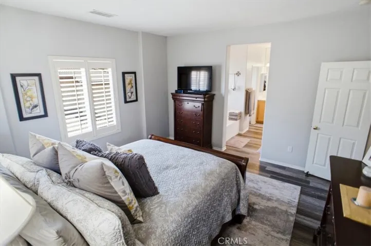 Primary Suite to Bathroom