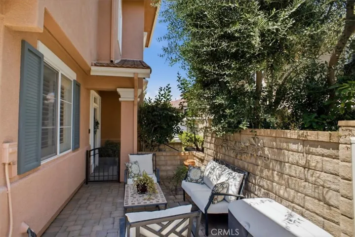 Front Patio - Entry