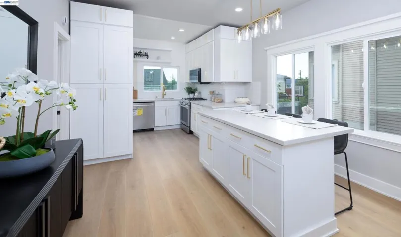 1043 E 18th Street, Oakland, California 94606