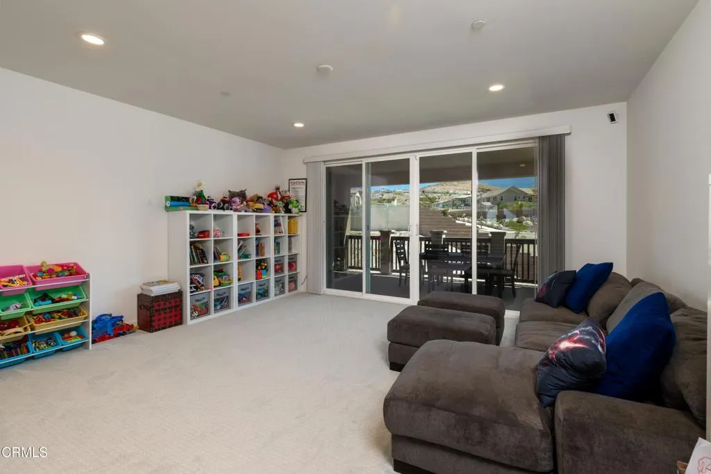 17_family_room_1