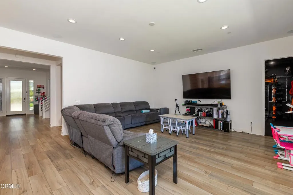 18_family_room_2