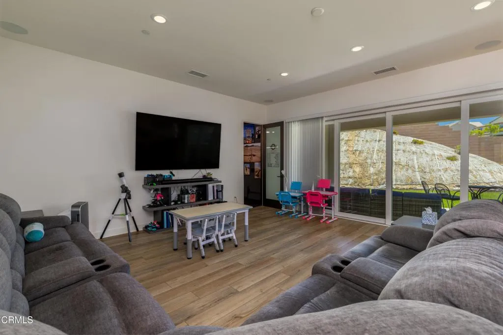 14_living_room_2