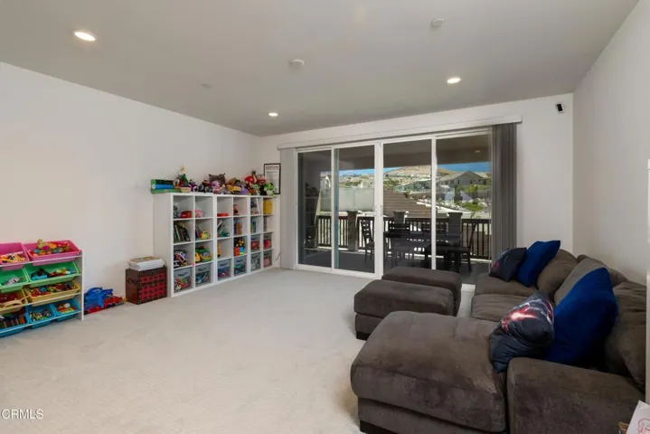 17_family_room_1