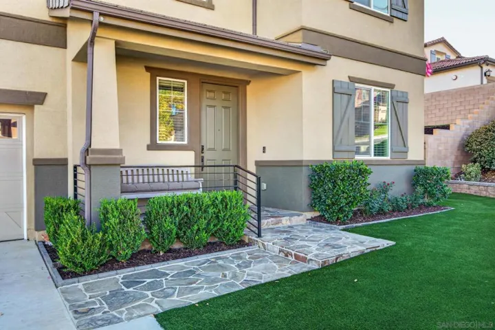 2077 Del Rincon Place, Escondido, California 92026