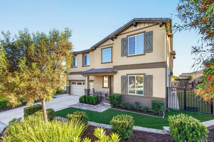 2077 Del Rincon Place, Escondido, California 92026