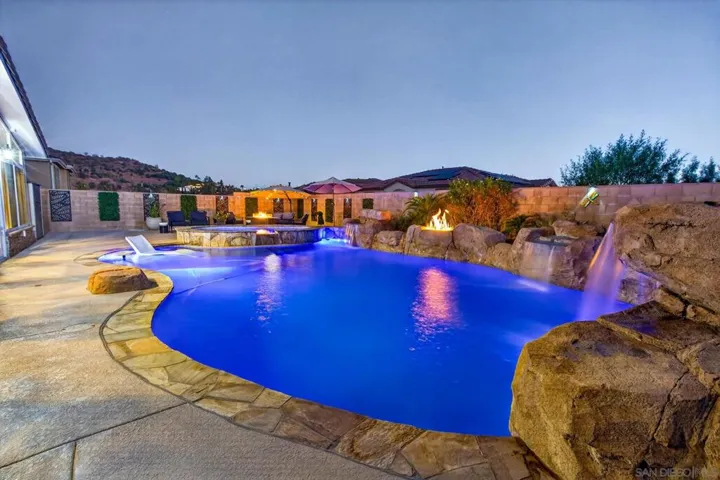 2077 Del Rincon Place, Escondido, California 92026