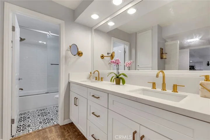 5009 Woodman Avenue 108, Sherman Oaks, California 91423