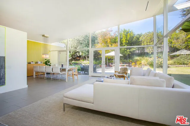 LR Overlooks Private Yard