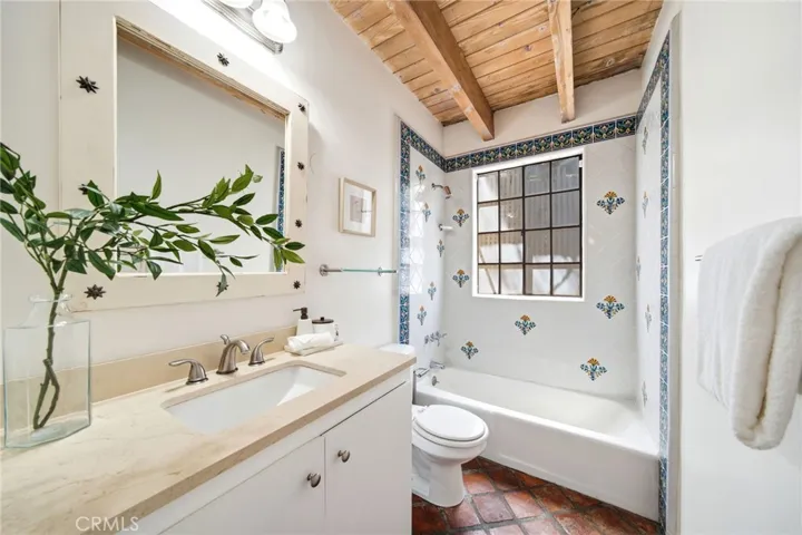 2nd floor hallway full bathroom