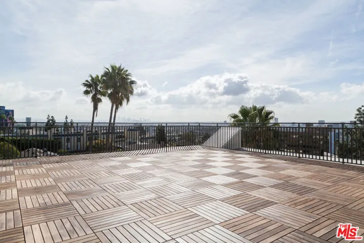 Common Sundeck