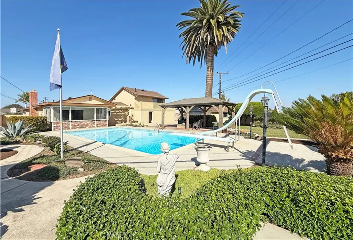 Gorgeous 4 BD, 3 BA Home with Resort Paridise Backyard