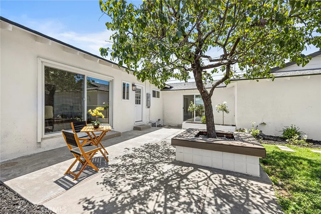 Charming entertaining area, perfect for outdoor dining