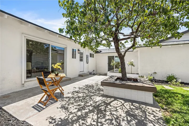 Charming entertaining area, perfect for outdoor dining