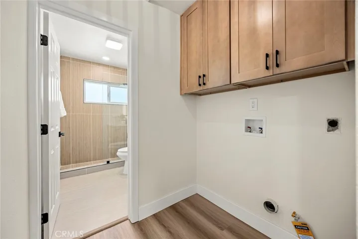 Laundry area with cabinetry and utility hookups
