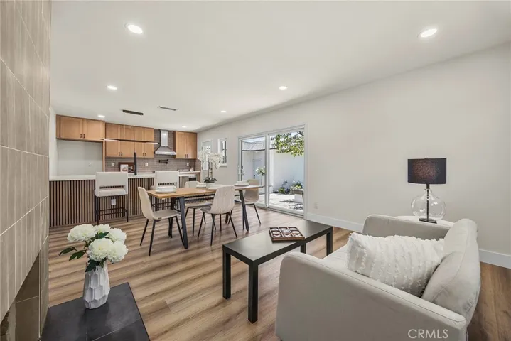 Open flow kitchen, dining and family room