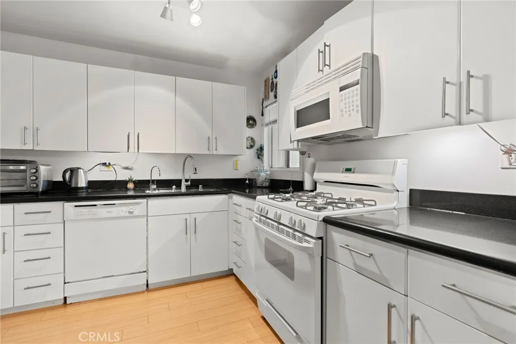 18350 Hatteras Street 267, Tarzana, California 91356 — photo 4