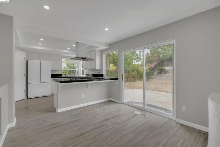 Eat-in Kitchen