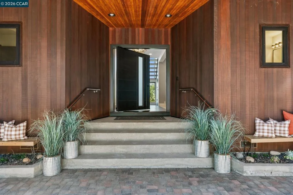 Grand Pivot Door Entry