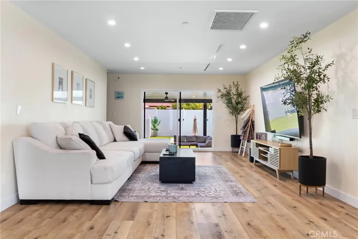 6952 Cozycroft Avenue, Winnetka, California 91306