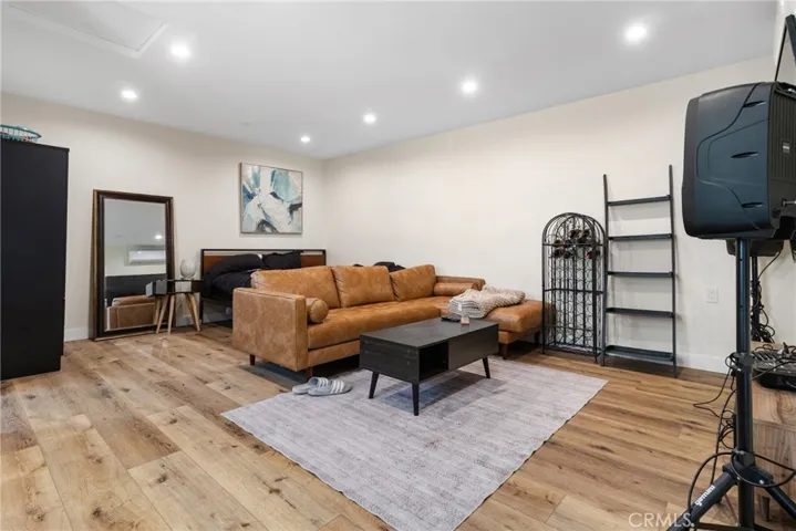 6952 Cozycroft Avenue, Winnetka, California 91306