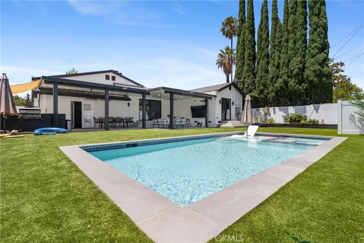 6952 Cozycroft Avenue, Winnetka, California 91306