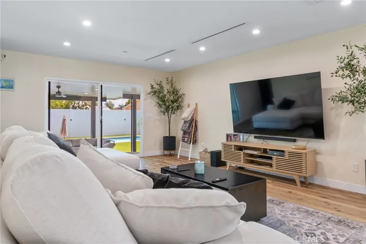 6952 Cozycroft Avenue, Winnetka, California 91306