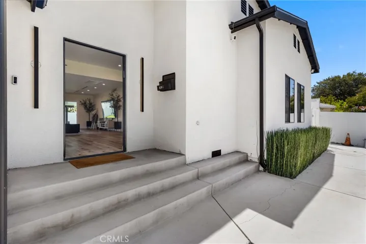 6952 Cozycroft Avenue, Winnetka, California 91306