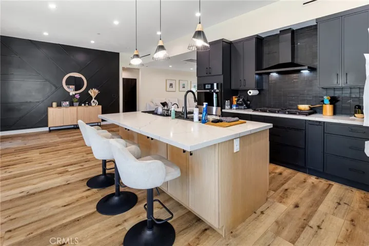 6952 Cozycroft Avenue, Winnetka, California 91306