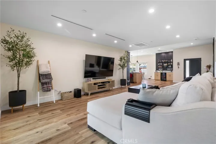 6952 Cozycroft Avenue, Winnetka, California 91306