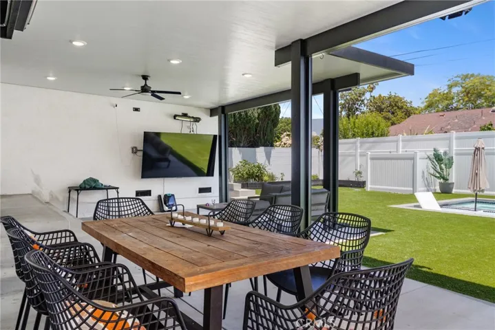6952 Cozycroft Avenue, Winnetka, California 91306