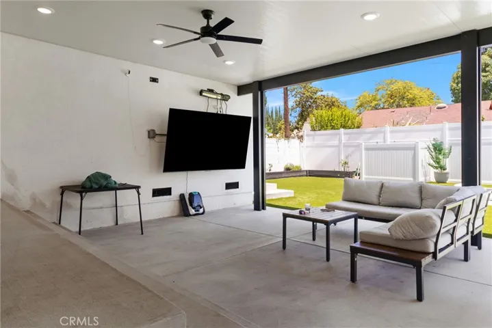 6952 Cozycroft Avenue, Winnetka, California 91306