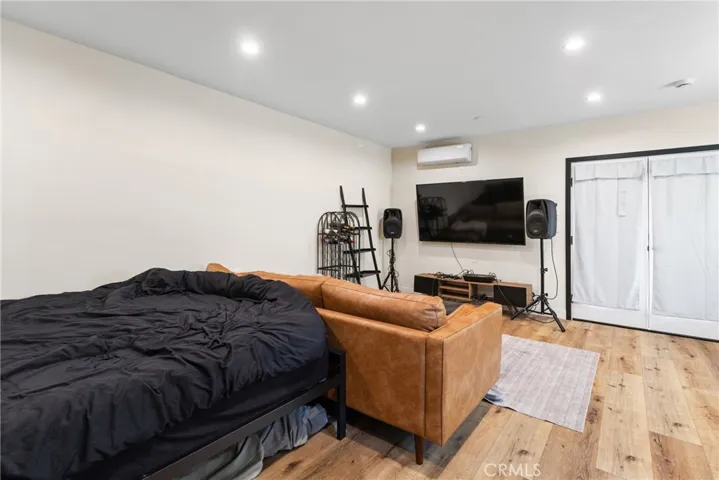6952 Cozycroft Avenue, Winnetka, California 91306