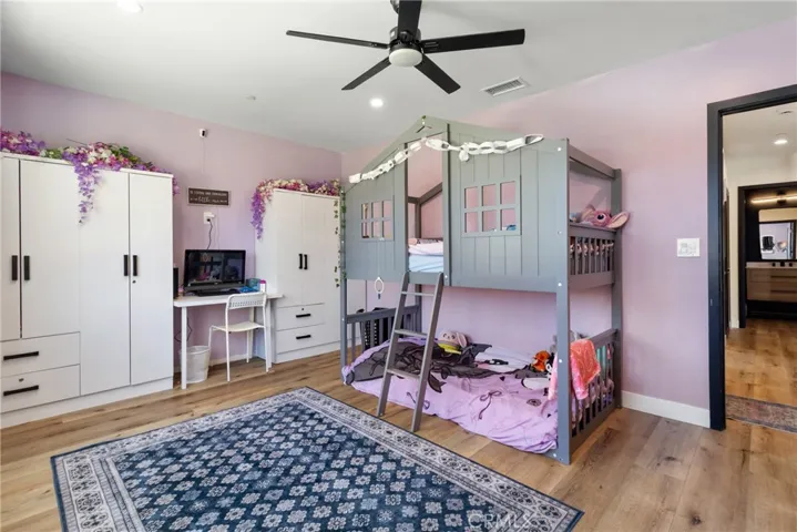 6952 Cozycroft Avenue, Winnetka, California 91306